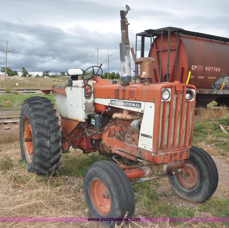 image for item F2064 1967 International 806 Wheatland tractor
