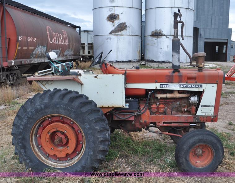 image for item F2064 1967 International 806 Wheatland tractor