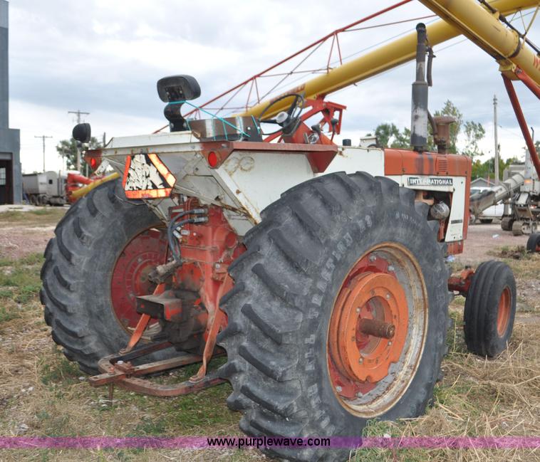 image for item F2064 1967 International 806 Wheatland tractor