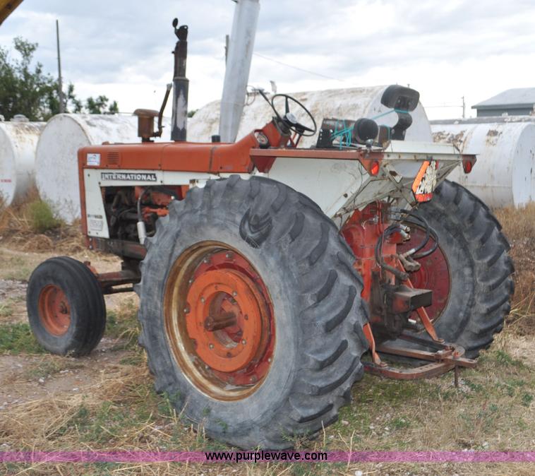image for item F2064 1967 International 806 Wheatland tractor