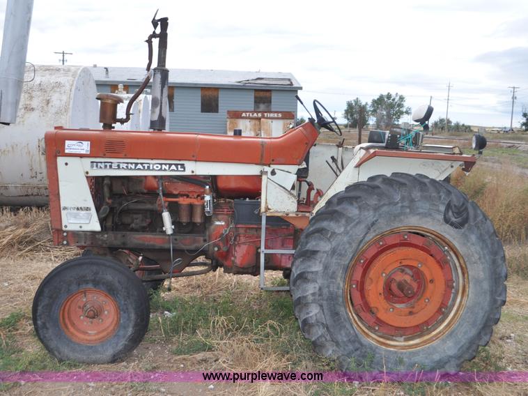 image for item F2064 1967 International 806 Wheatland tractor