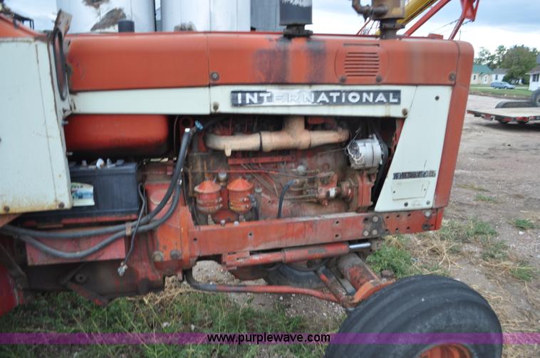 image for item F2064 1967 International 806 Wheatland tractor