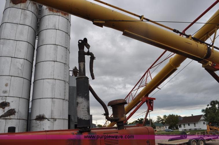 image for item F2064 1967 International 806 Wheatland tractor