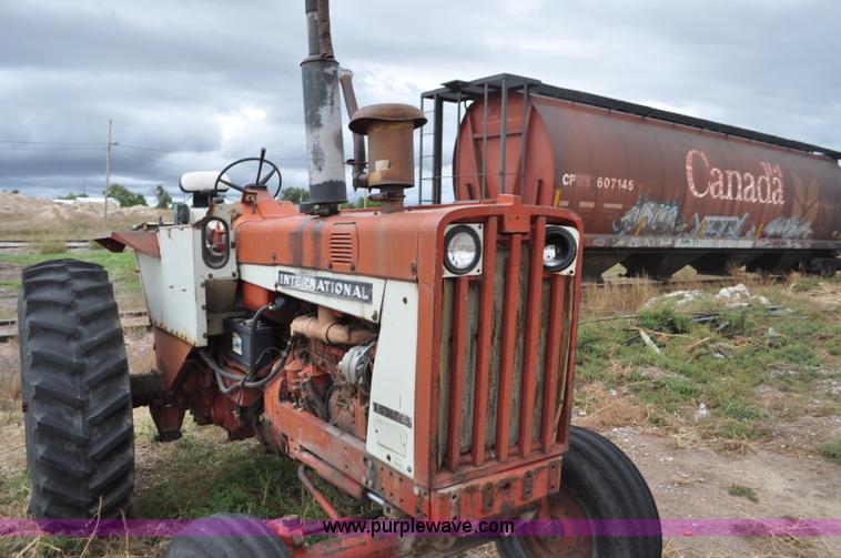 image for item F2064 1967 International 806 Wheatland tractor