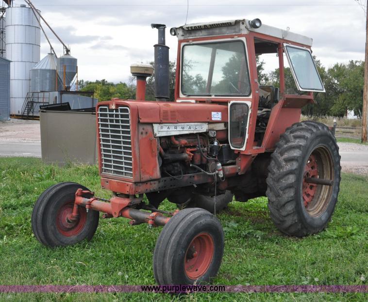 image for item F2066 1967 International 1206 tractor