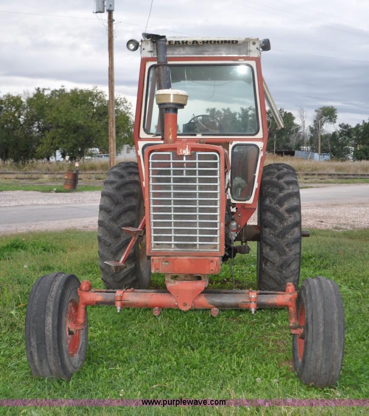 image for item F2066 1967 International 1206 tractor
