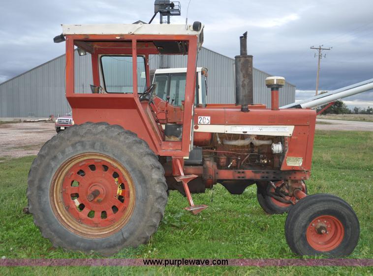 image for item F2066 1967 International 1206 tractor
