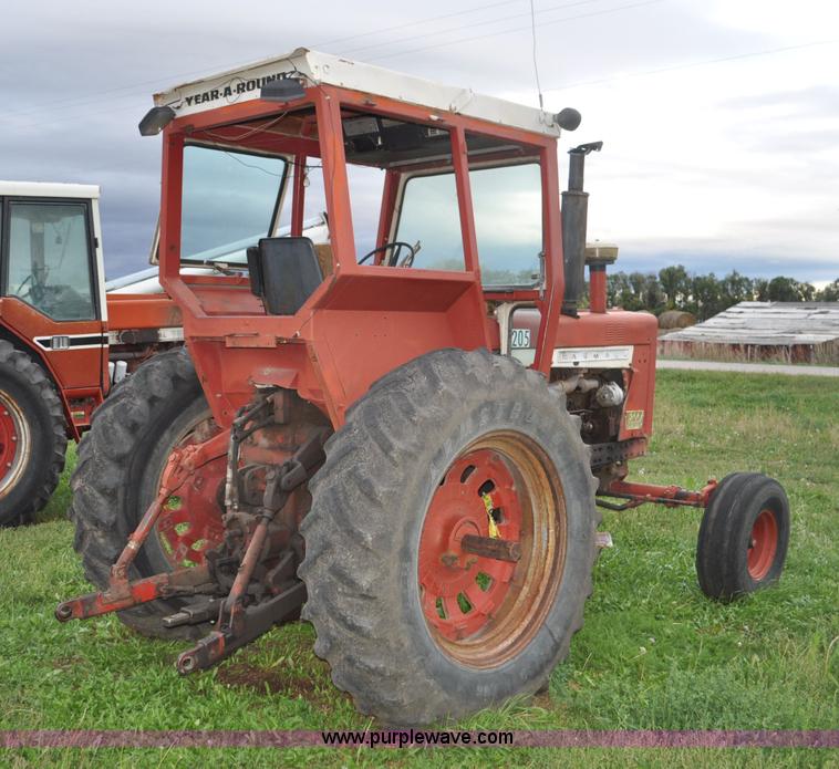 image for item F2066 1967 International 1206 tractor
