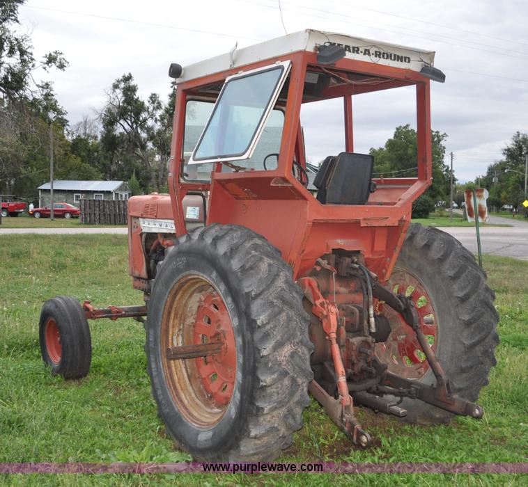 image for item F2066 1967 International 1206 tractor