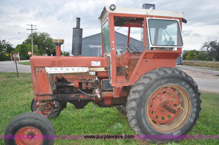 image for item F2066 1967 International 1206 tractor