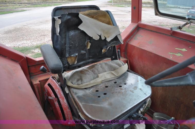image for item F2066 1967 International 1206 tractor