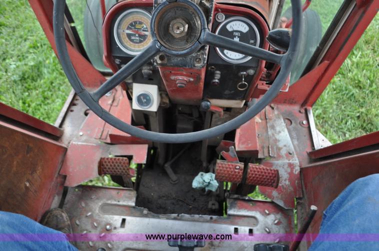 image for item F2066 1967 International 1206 tractor