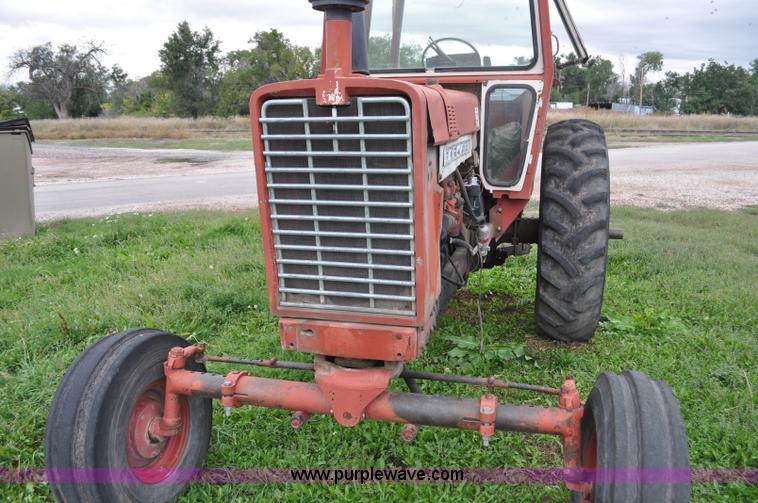 image for item F2066 1967 International 1206 tractor