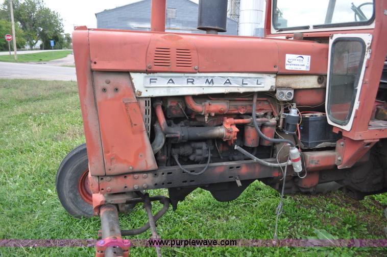 image for item F2066 1967 International 1206 tractor