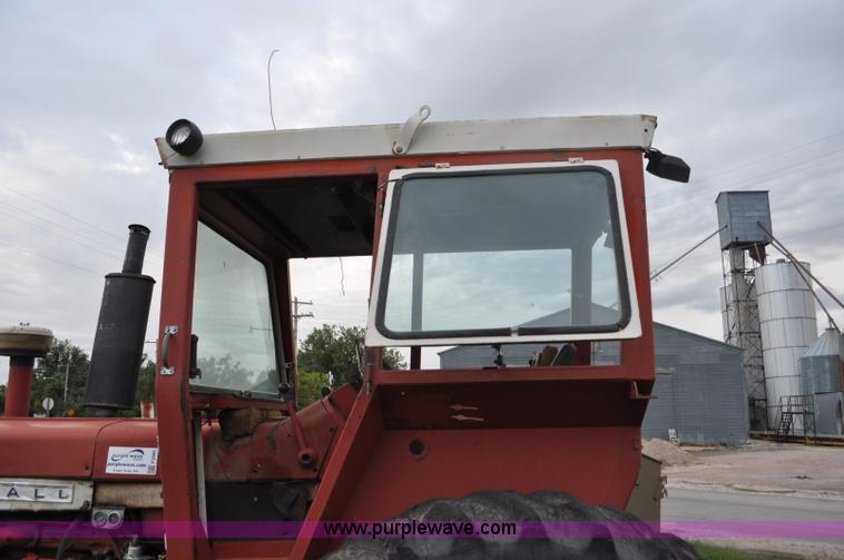 image for item F2066 1967 International 1206 tractor