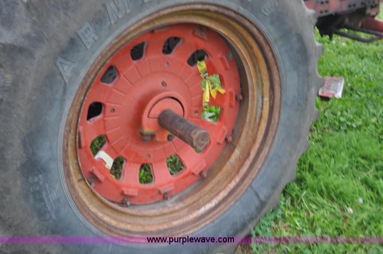 image for item F2066 1967 International 1206 tractor