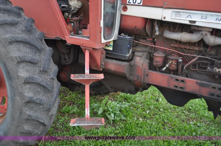 image for item F2066 1967 International 1206 tractor