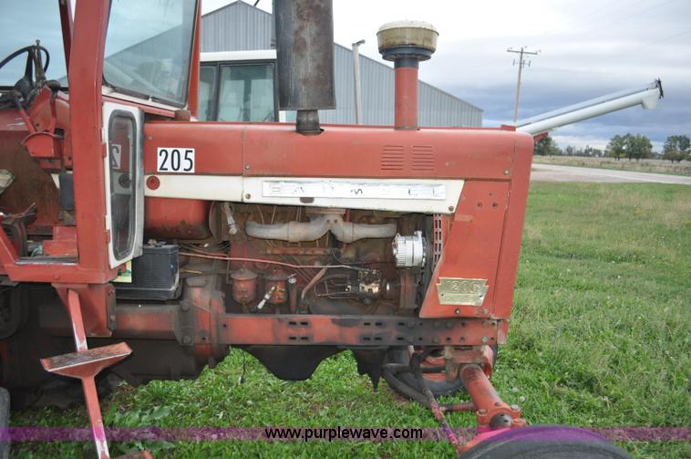 image for item F2066 1967 International 1206 tractor