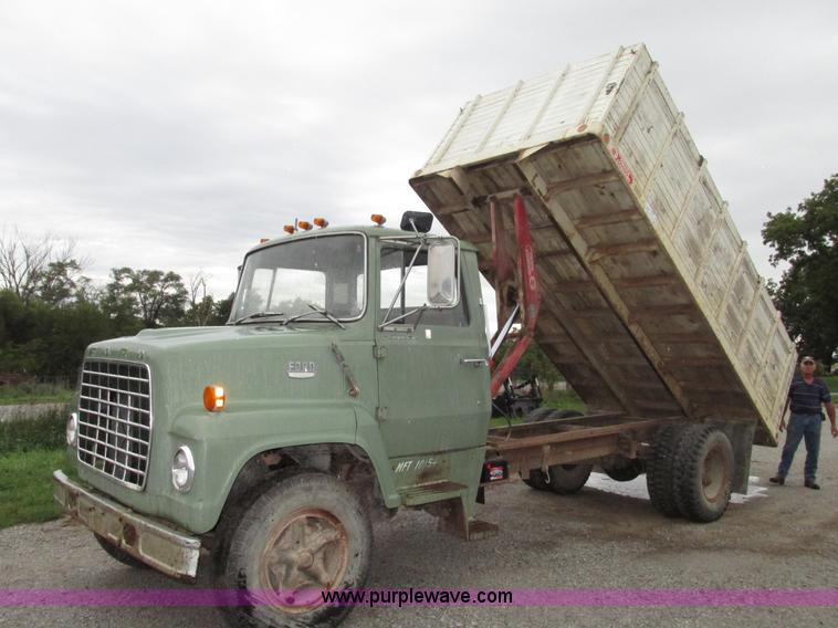 image for item G9937 1971 Ford LN600 Custom Cab grain truck