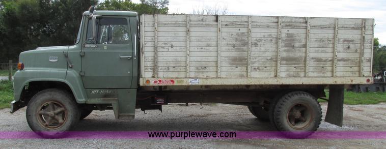 image for item G9937 1971 Ford LN600 Custom Cab grain truck