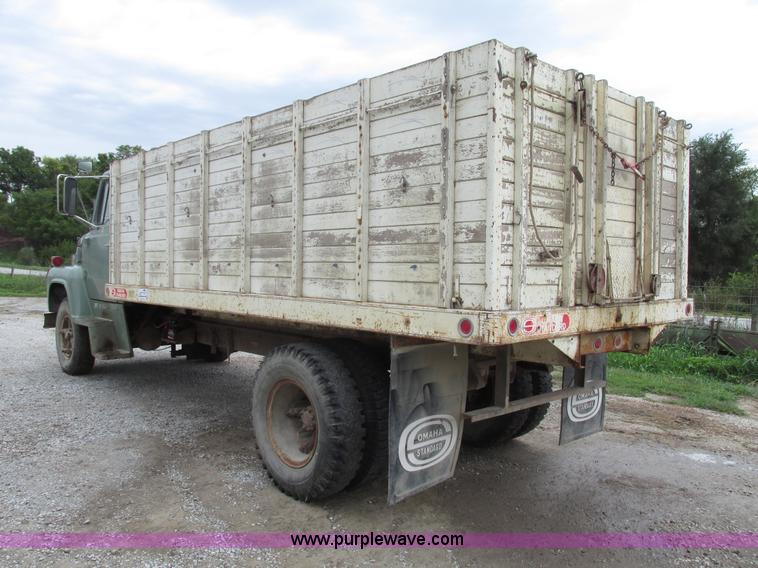 image for item G9937 1971 Ford LN600 Custom Cab grain truck