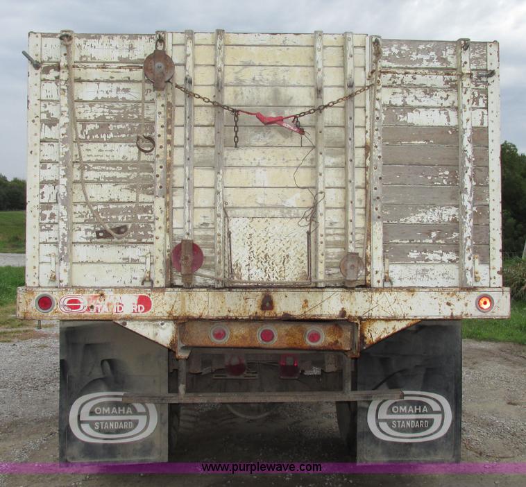 image for item G9937 1971 Ford LN600 Custom Cab grain truck