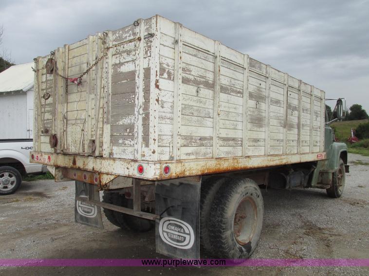 image for item G9937 1971 Ford LN600 Custom Cab grain truck
