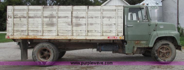 image for item G9937 1971 Ford LN600 Custom Cab grain truck