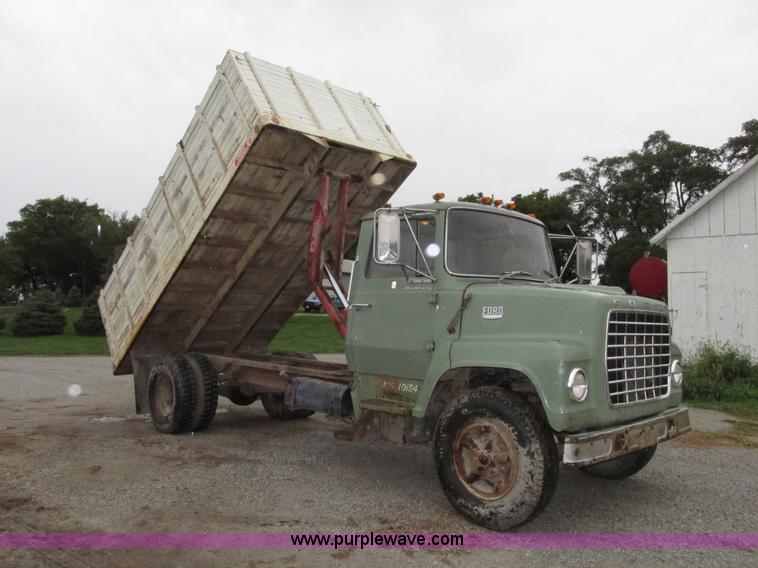 image for item G9937 1971 Ford LN600 Custom Cab grain truck