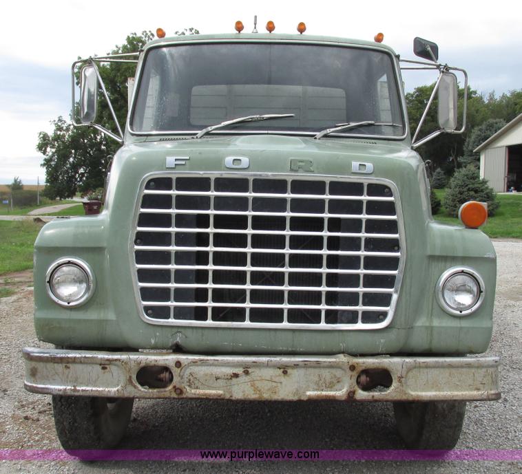 image for item G9937 1971 Ford LN600 Custom Cab grain truck