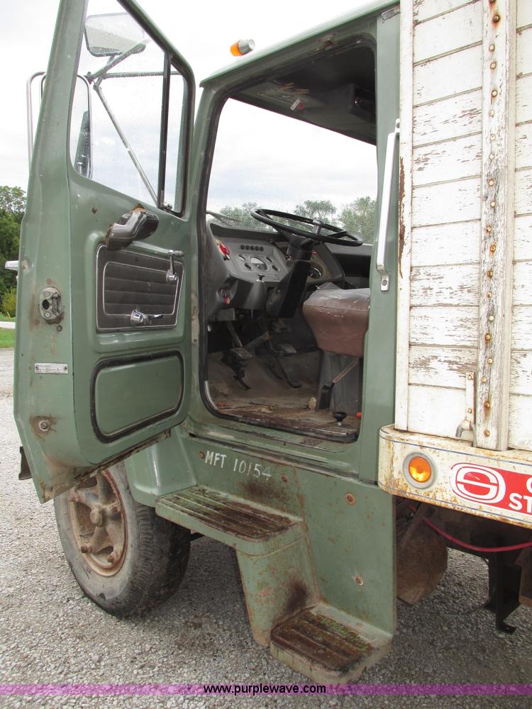 image for item G9937 1971 Ford LN600 Custom Cab grain truck