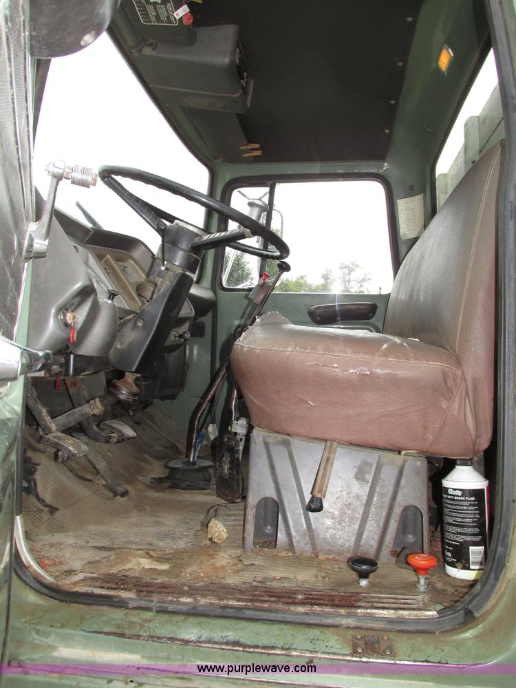 image for item G9937 1971 Ford LN600 Custom Cab grain truck