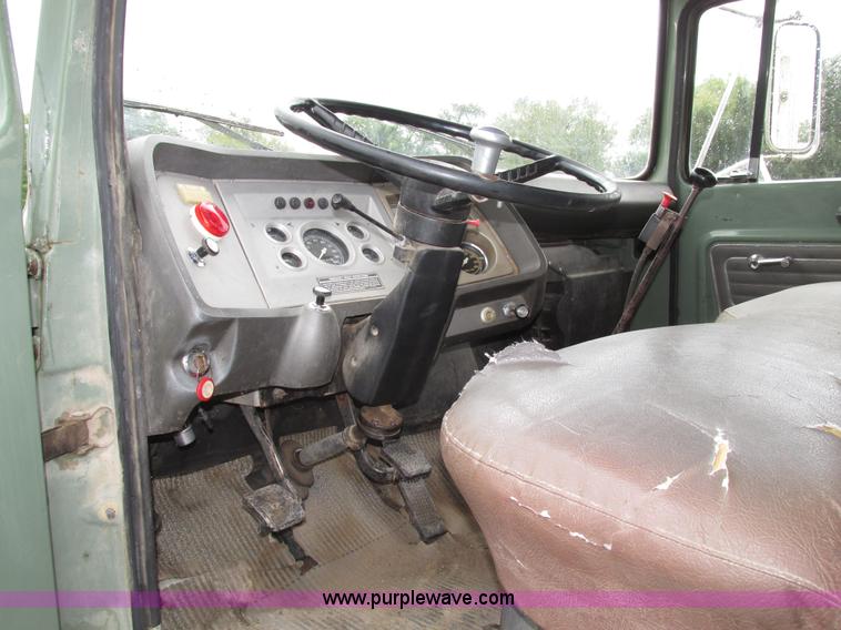 image for item G9937 1971 Ford LN600 Custom Cab grain truck