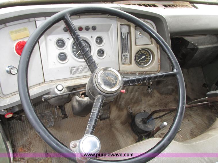 image for item G9937 1971 Ford LN600 Custom Cab grain truck