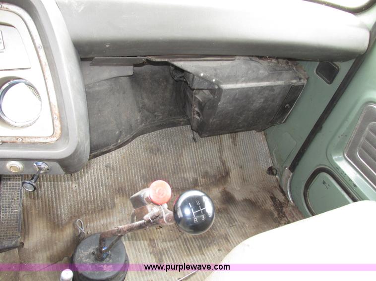 image for item G9937 1971 Ford LN600 Custom Cab grain truck