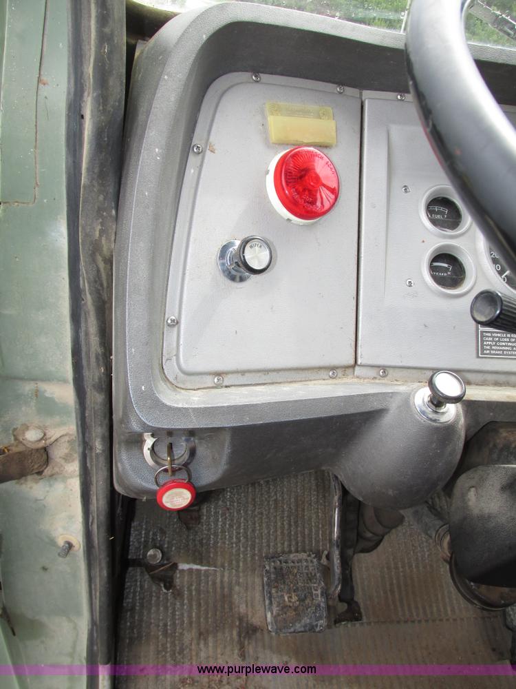 image for item G9937 1971 Ford LN600 Custom Cab grain truck