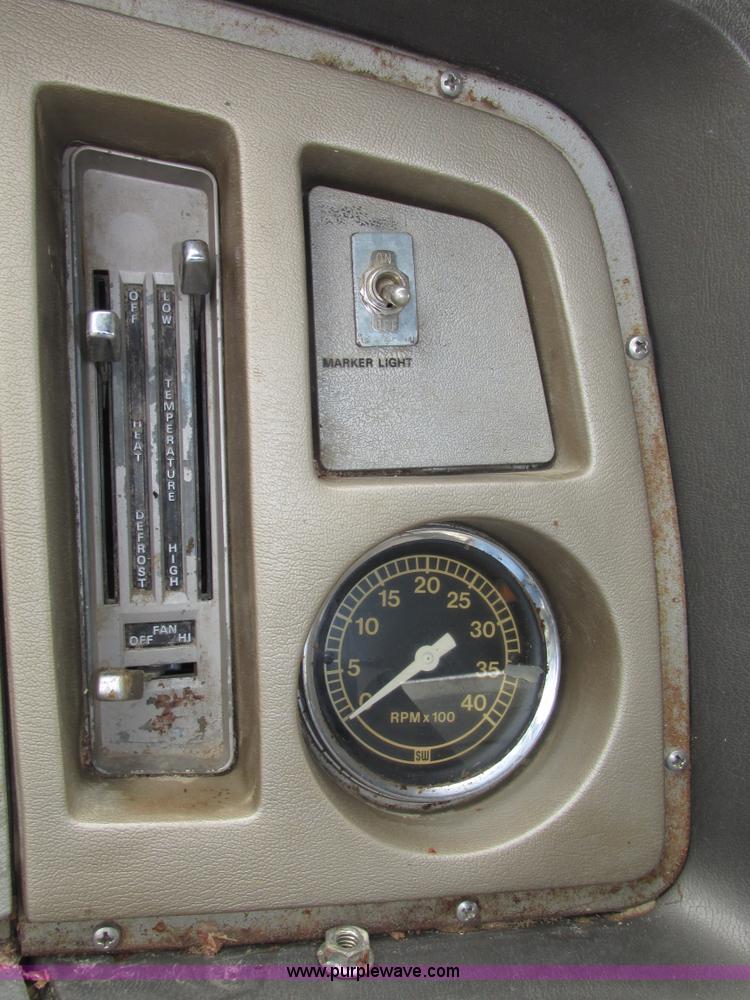 image for item G9937 1971 Ford LN600 Custom Cab grain truck