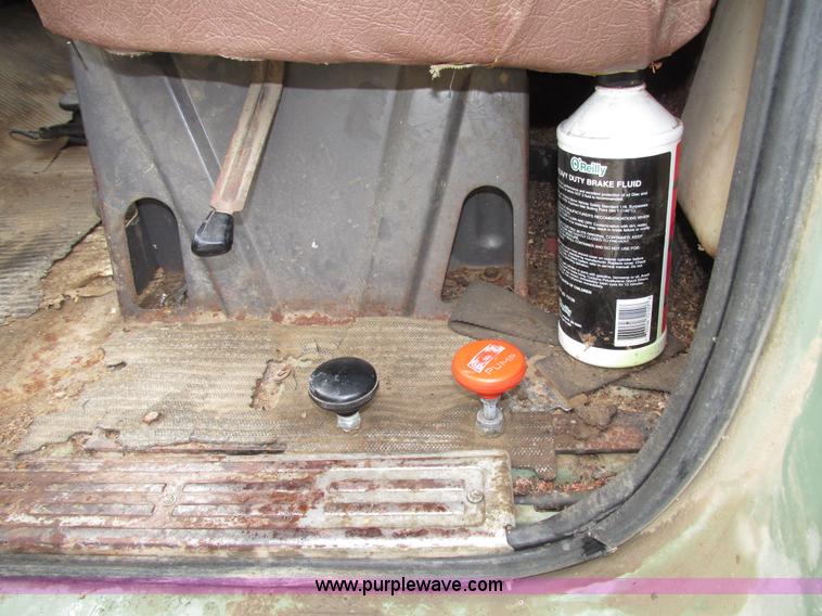 image for item G9937 1971 Ford LN600 Custom Cab grain truck