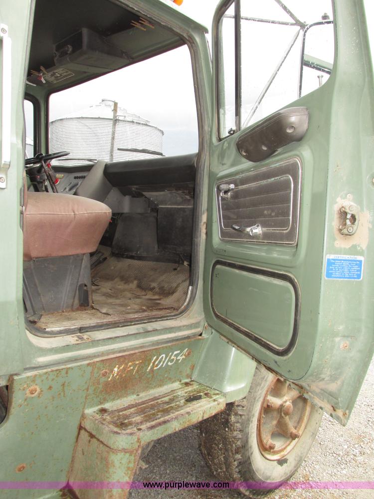 image for item G9937 1971 Ford LN600 Custom Cab grain truck