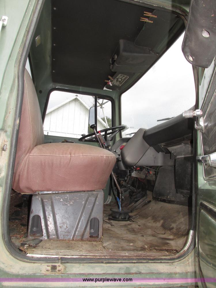 image for item G9937 1971 Ford LN600 Custom Cab grain truck