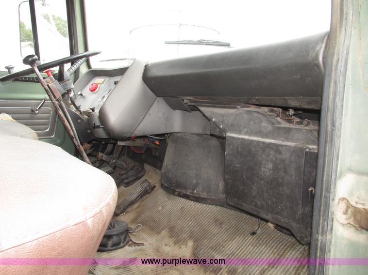 image for item G9937 1971 Ford LN600 Custom Cab grain truck