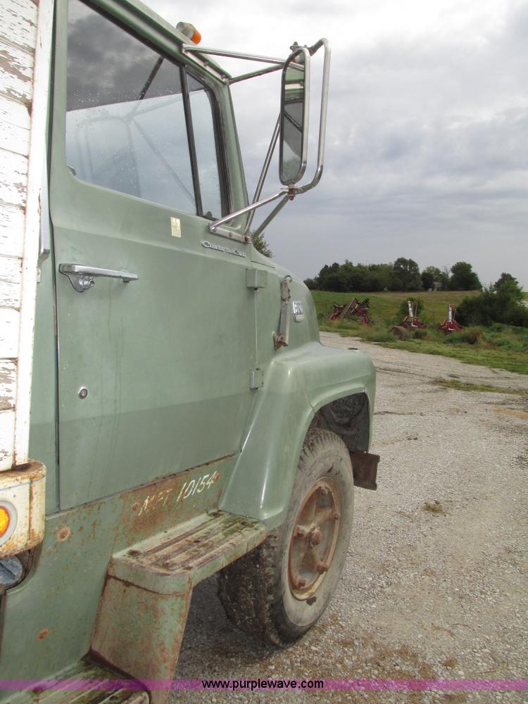image for item G9937 1971 Ford LN600 Custom Cab grain truck