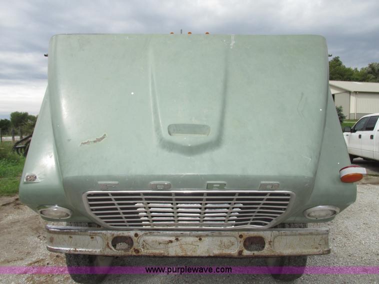 image for item G9937 1971 Ford LN600 Custom Cab grain truck