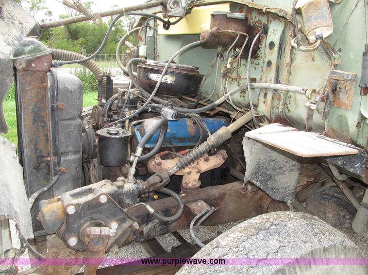 image for item G9937 1971 Ford LN600 Custom Cab grain truck