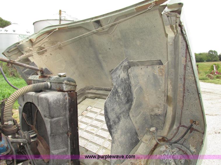 image for item G9937 1971 Ford LN600 Custom Cab grain truck