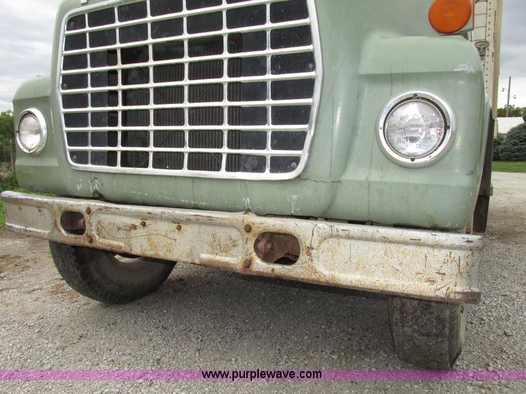 image for item G9937 1971 Ford LN600 Custom Cab grain truck