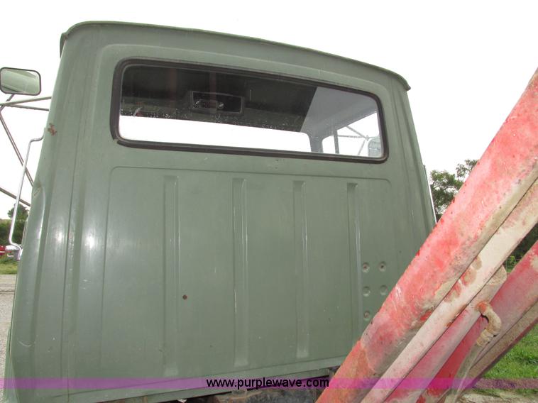 image for item G9937 1971 Ford LN600 Custom Cab grain truck