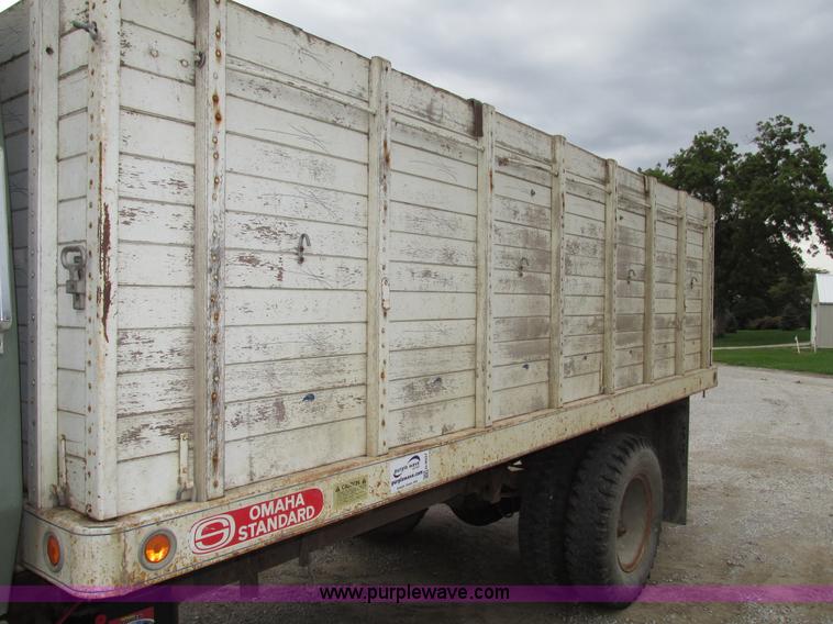 image for item G9937 1971 Ford LN600 Custom Cab grain truck