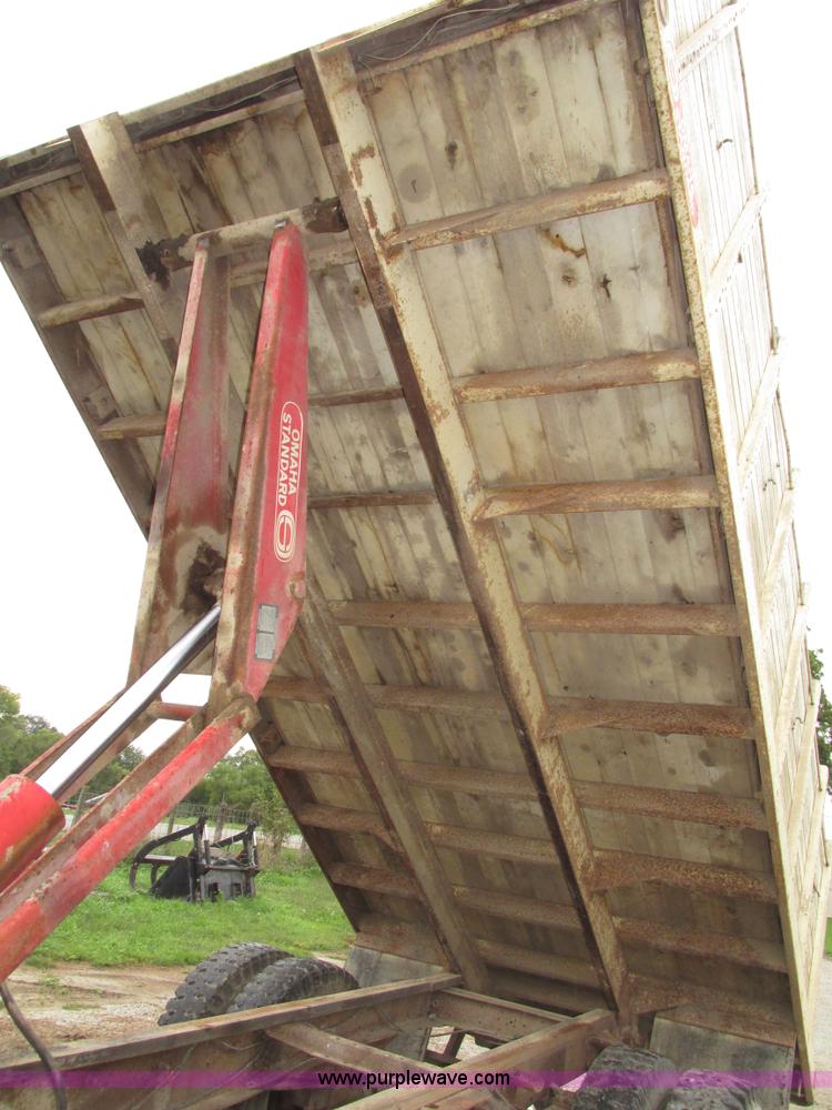 image for item G9937 1971 Ford LN600 Custom Cab grain truck