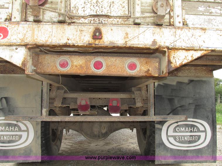 image for item G9937 1971 Ford LN600 Custom Cab grain truck